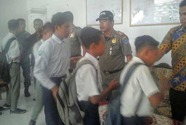 Tas Pelajar Ini Diperiksa, Alamak…, Bukan Hanya Pulpen Didalamnya