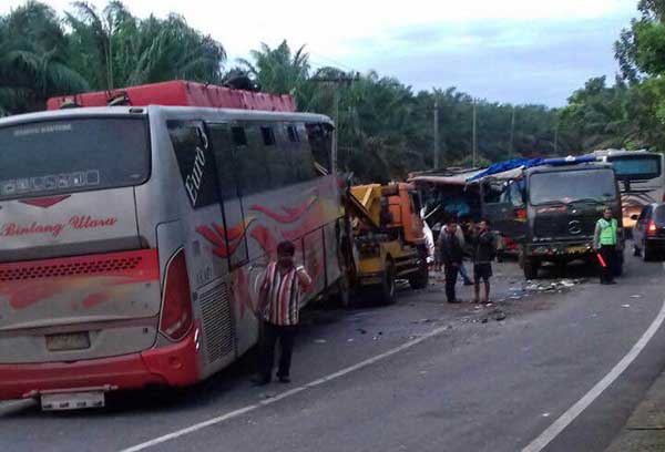 Braakkk. Empat Penumpang Tewas