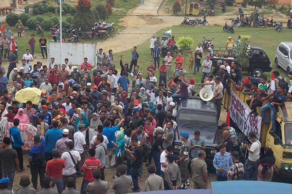 Warga Enam Kecamatan Marah, Segel Gedung Dewan