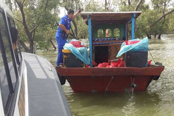 Nakhoda dan ABK Lompat ke Laut