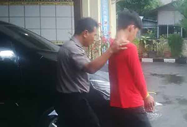 Kotek Bonyok di Tangan Jamaah Mesjid