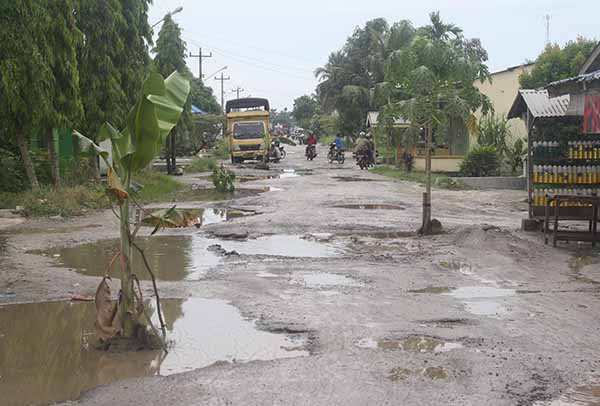 Warga Dua Desa Bercocok Tanam di Badan Jalan