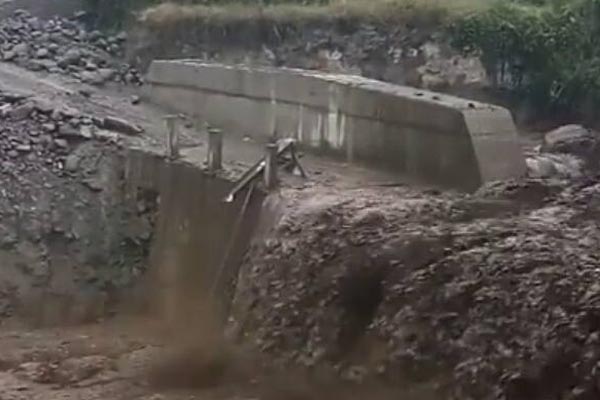 Lahar Dingin Robohkan Jembatan