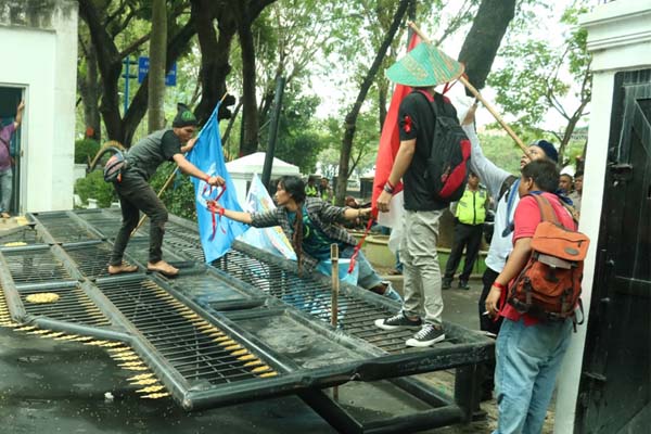 Pagar Gedung Dewan Dirobohkan Sekelompok Mahasiswa