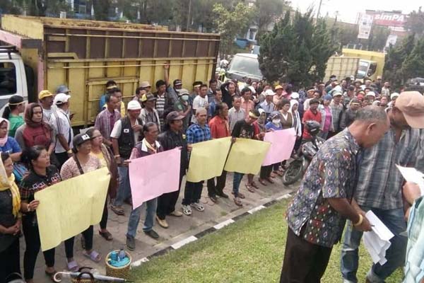 Cemburu, Ratusan Warga Karo Unjukrasa