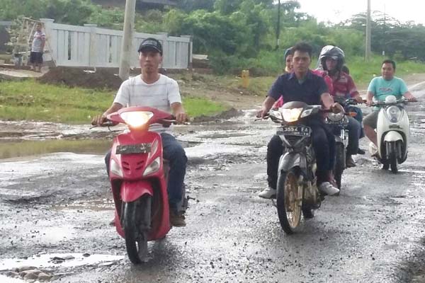 Jalan Lintas Gunungtua-Sidimpuan Rusak Parah