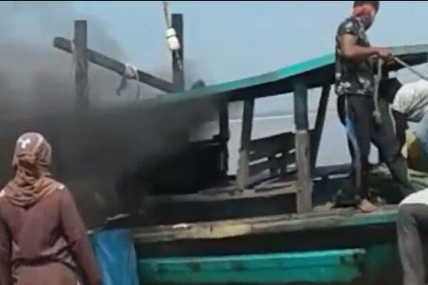 Konflik Nelayan Memuncak, Satu Kapal Dibakar