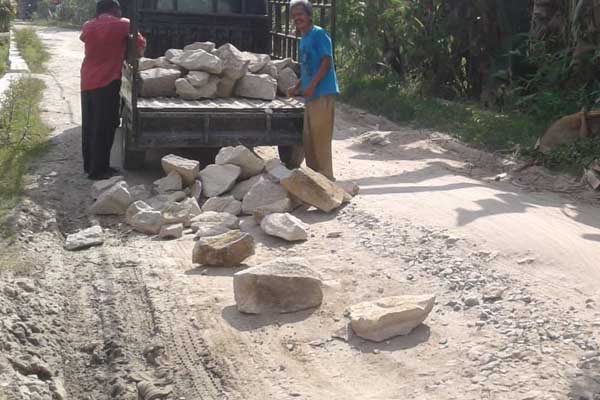 Rusak Parah, Kades Hanya Sanggup Nimbun Padas