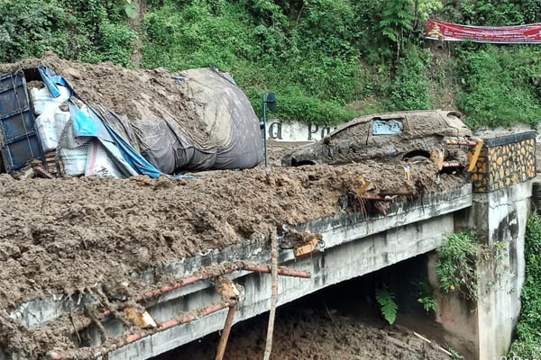 Longsor di Jembatan Kembar Parapat