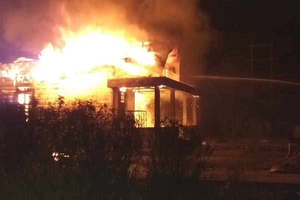 Usir Nyamuk, Rumah Rahmat Terbakar