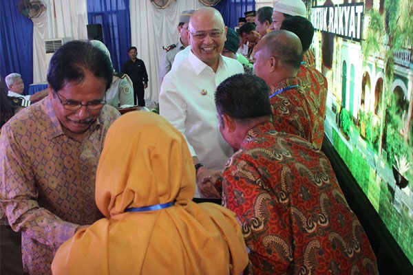 Menteri Bagikan Sertifikat Tanah untuk Warga Medan