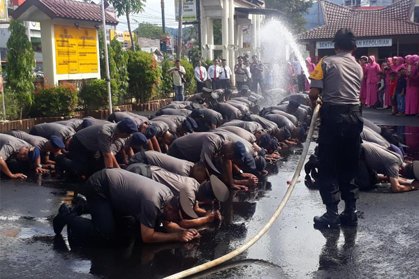 Lagi Sujud, Polisi di Tapsel Disiram Air Tanki