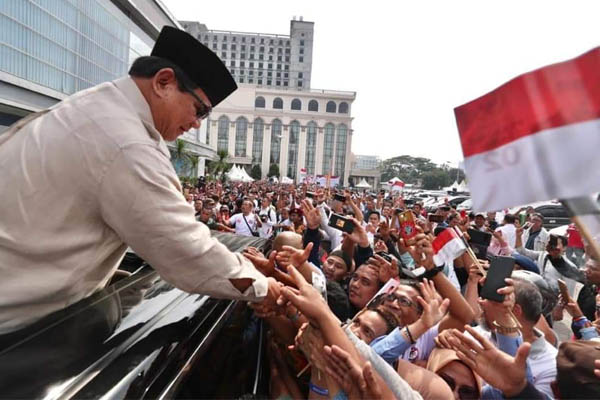 Emak Emak Protes Saat Prabowo di Atas Podium