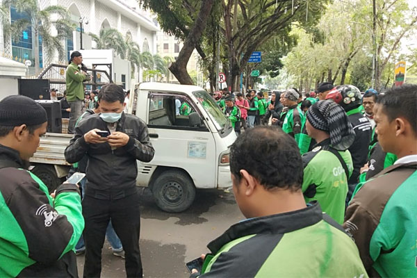 Pengemudi Ojek Online Sasar DPRD Sumut