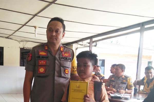 Bocah Penjual Cilok Pengen Jadi Tentara Itu Dibawa ke Polres