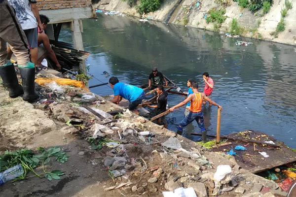 Pedagang Sayur Kecebur ke Parit Busuk Cemara