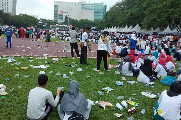 Lapangan Benteng Berubah Jadi Lautan Sampah