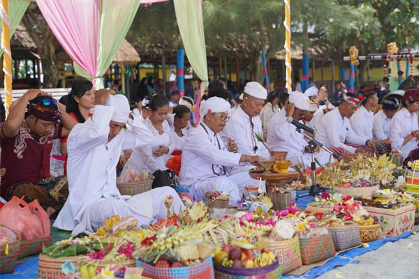 Upacara Melasti di Pantai Cermin