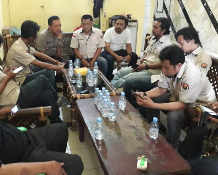 Poskamling Aktif dapat Hadiah dari Kapolsek