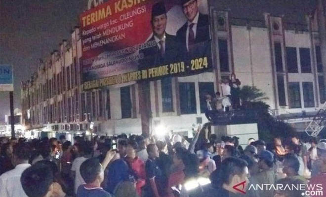 Warga Pertahankan Baliho Klaim Kemenangan Prabowo-Sandi