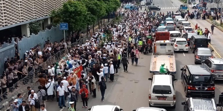 Massa Pendemo Penuhi Jalanan Depan Bawaslu RI