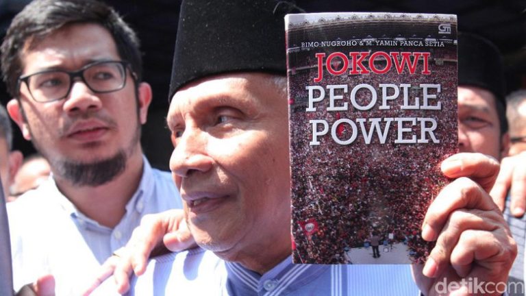 Diperiksa Polisi, Amien Rais Bawa Buku ‘Jokowi People Power’