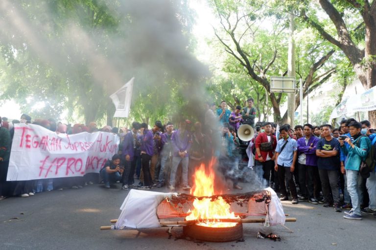 Mahasiswa Sumut Geruduk Gedung  DPRD