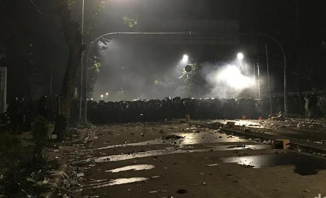 Massa Masih Bertahan di Jalan Wahid Hasyim, Santap Sahur