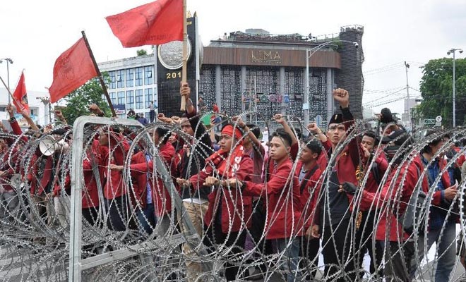 Massa Pendemo di Bawaslu Sumut Terus Bertambah