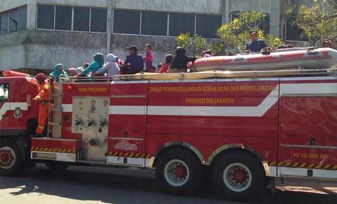 Mobil Damkar Dibajak Massa, Dipakai untuk Semprot Polisi