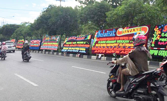 Papan Bunga “Selamat Datang Presiden dan Wapres” Sambut Prabowo-Sandi