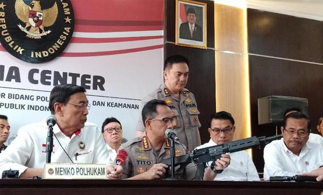 Kapolri Tunjukkan Senjata Serbu M-4 yang Sedianya Dipakai di 22 Mei