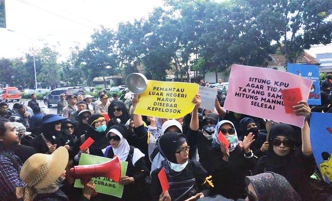 Emak-emak ‘Bersenjata’ Panci Desak KPU Autopsi Jasad Petugas KPPS