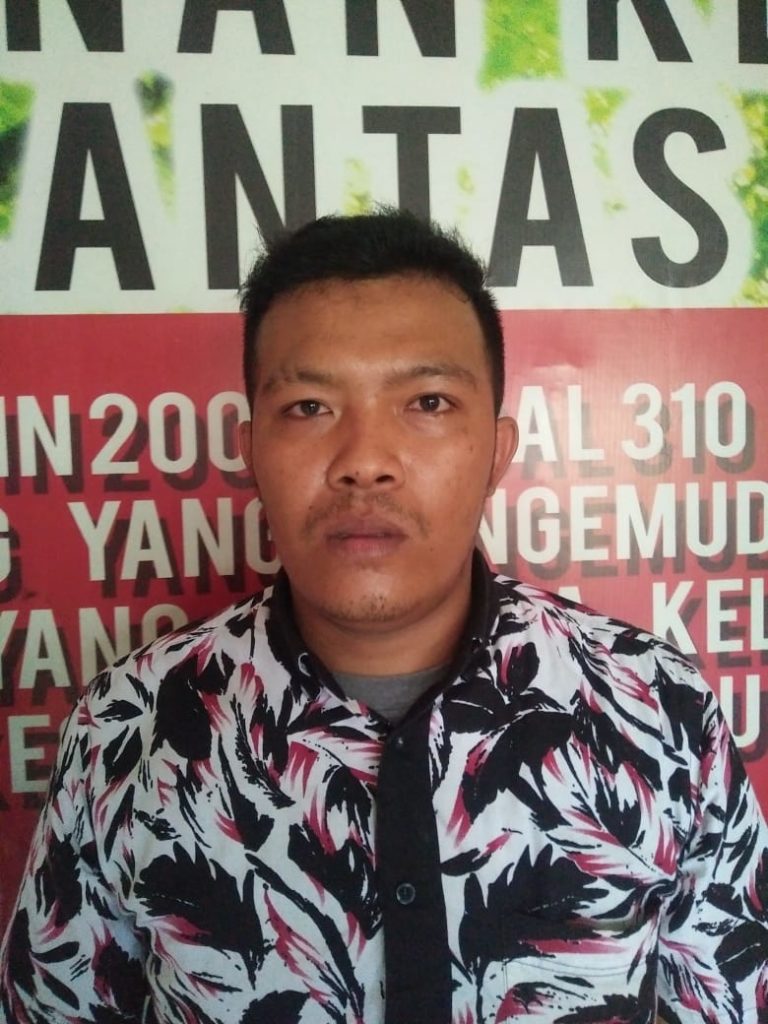 Driver Calya Ini Tabrak Polantas Saat Gatur di Jalan