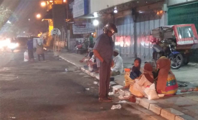 Gepeng Dadakan Ramaikan Ruas Jalan Kota di Malam Takbiran