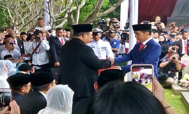 Pimpin Pemakaman Ani Yudhoyono, Jokowi: Flamboyan Telah Pergi