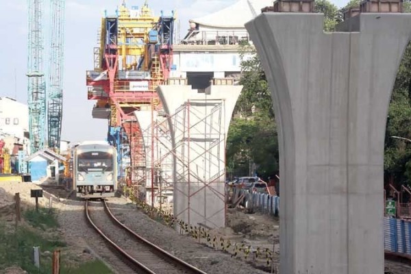 Pembangunan Jalur Kereta Api Layang Molor Terus