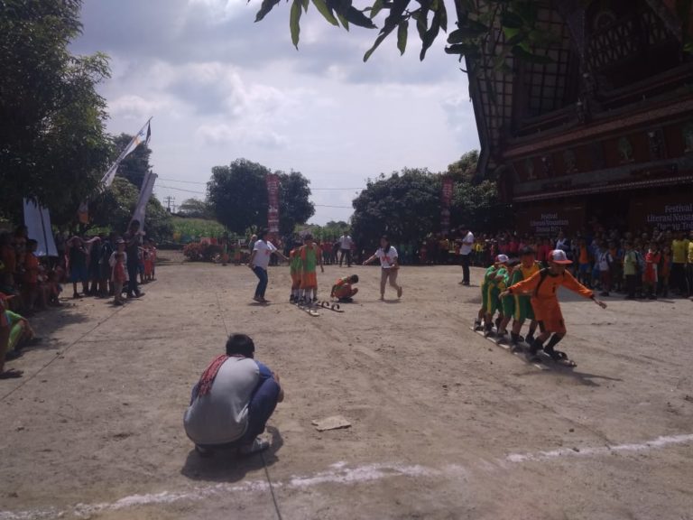 Ada Lomba Bakiak di Festival Literasi Nusantara Danau Toba