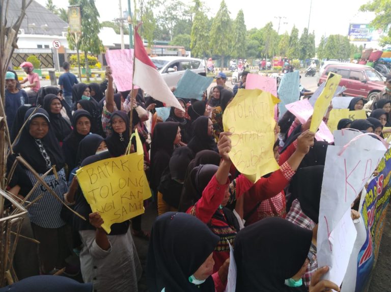 Warga Geruduk Kantor Walikota Padangsidimpuan Tolak Keberadaan TPA