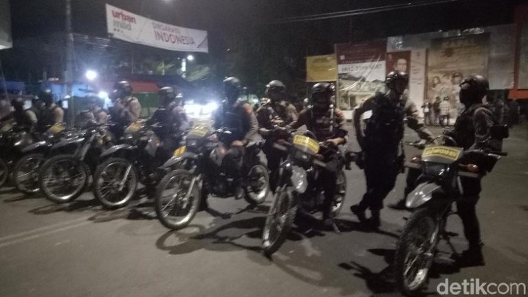 Polisi bersiaga di lokasi bentrokan dekat asrama Papua di Makassar, Sulsel. (Ibnu Munsir/detikcom)