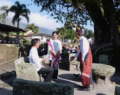 Singgah di Objek Wisata, Jokowi Disuguhi Cerita Kisah Batu Persidangan