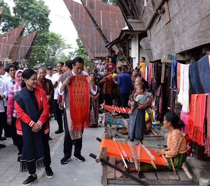 Jokowi Segera Rehab 40 Rumah Adat