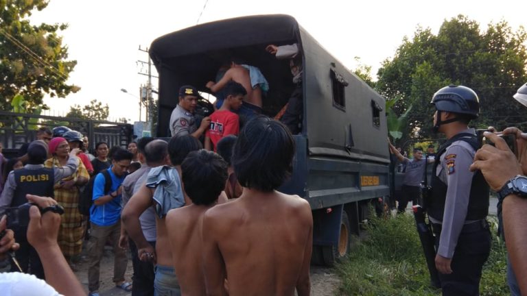 Polisi..Polisi!! Warga Kabur Tunggang Langgang