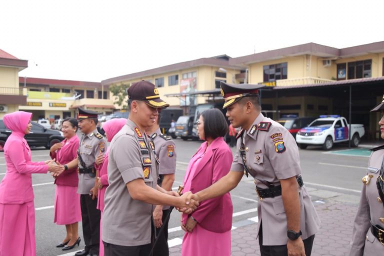 Kombes Pol Dadang Hartanto memberikan selamat pada Kompol Aris Wibowo, Sik sebagai Kapolsek Percut Seituan menggantikan Kompol Subroto. (mimbar/dody)