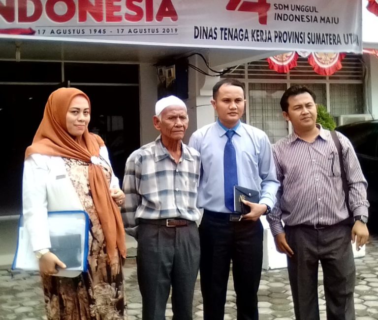Baharudin Sembiring didampingi kuasa hukumnya saat berada di kantor Disnaker Sumut. (mimbar/jamal)