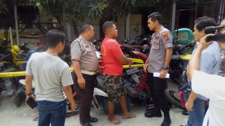 Kapolsek Percut Seituan Kompol Aris Wibowo saat mengintrogasi terduga pelaku penadah. (mimbar/andi)