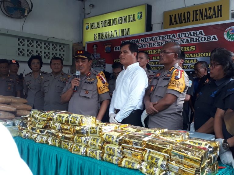 Kapolda Sumut Irjen Pol Agus Andrianto didampingi Dir Narkoba Kombes Pol Hendri Marpaung merilis pengungkapan kasus narkotika di RS Bhayangkara. (mimbar/aris)