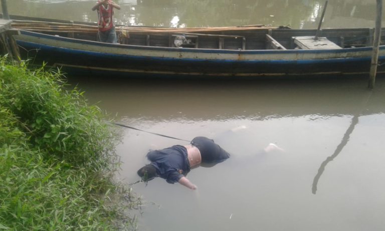 Korban saat ditemukan dalam keadaan mengapung di sungai. (mimbar/andi)