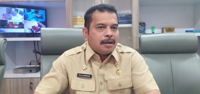 Kadis Disdukcapil Zulkarnain diwawancarai di ruang kerjanya. (mimbar/budi)