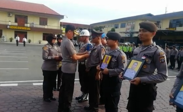 Kombes Pol Dadang Hartanto melepaskan baju dinas personel saat apel di Mapolrestabes Medan. (mimbar/dody)
